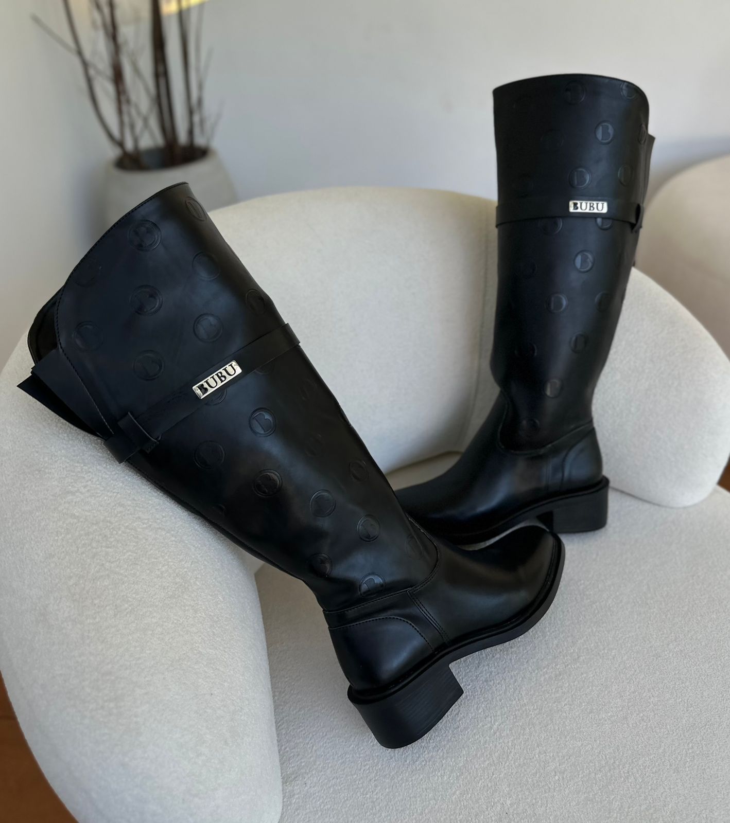 BOTA LOGO B DETALHE BUBU METAL